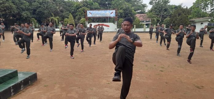 Prajurit Kodim 0826/Pamekasan Latihan Beladiri Taktis TNI AD