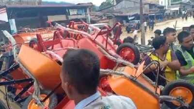 Pj Bupati Aceh Selatan Serahkan Peralatan Kerja Pembersih Lumpur