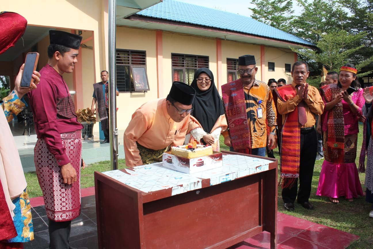 Upacara peringatan Hari Guru dan HUT PGRI Ke 78 di SMKN I Pantai Labu Berlangsung Hikmat
