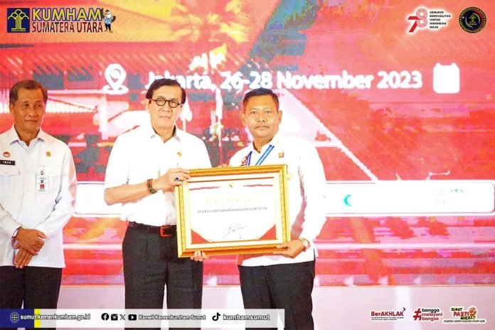 Kakanwil Sumut Terima Penghargaan Terbaik Ke-3 Kategori Pelatihan MOOC Kemenkumham