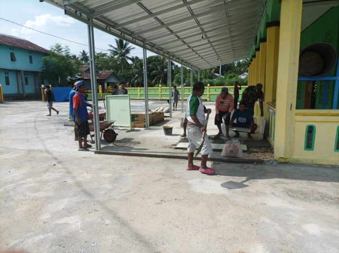 Babinsa Karya Bakti Di Daerah Binaanya. Ini Bagian Dari Tugas