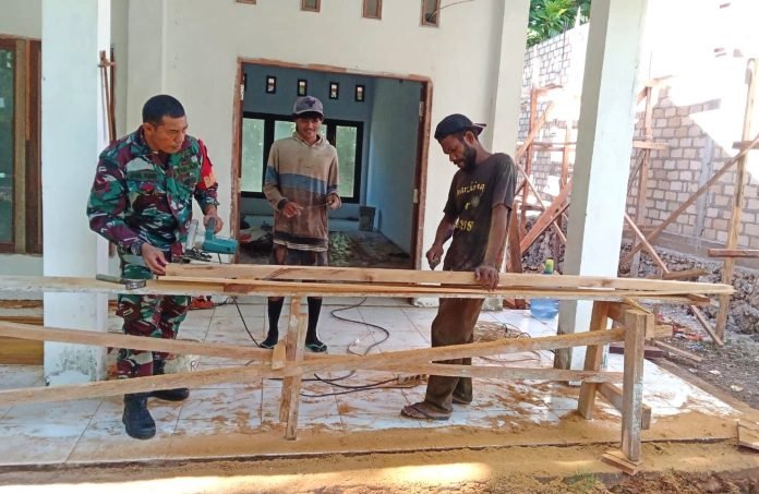 Babinsa Posramil Biak Timur Bantu Warga Sekab Kayu untuk Material Bangunan Rumah