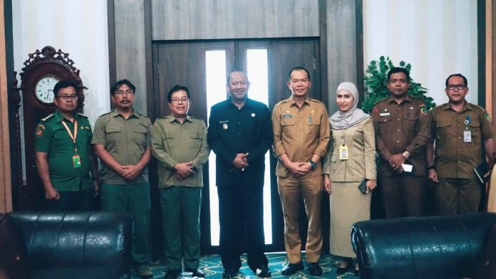 Teks Foto/Beritasore/ist  Plt Bupati Langkat H. Syah Afandin, SH menerima audiensi dari Balai Besar Taman Nasional Gunung Leuser  di ruang kerja Bupati Langkat, Senin (27/11/2023