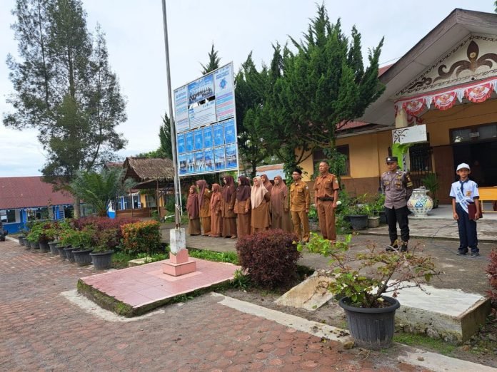Bripka Ismail Pimpin Upacara Bendera di SMP Negeri 2 Wih Pesam