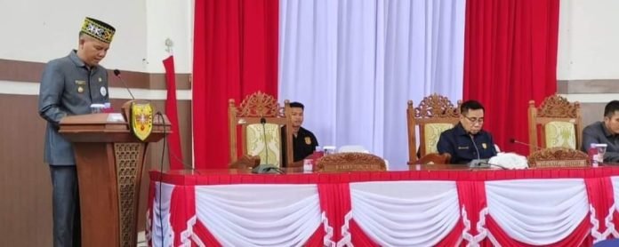Bupati Gunung Mas Sampaikan Pengantar Pada Rapat Paripurna DPRD Bahas RAPBD 2024