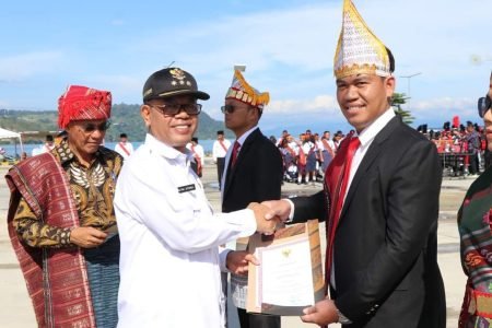 Bupati Toba Serahkan Penghargaan Bagi Guru Berprestasi Pada Upacara Hari Guru