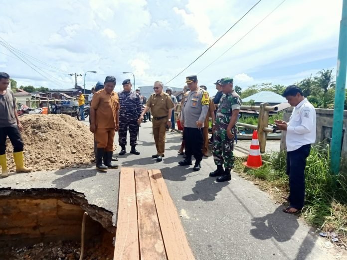Danlanal Simeulue Bersama Unsur Forkopimda Tinjau Langsung Masyarakat Terdampak Banjir di Kabupaten Aceh Singkil