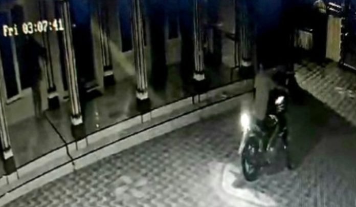 Dua Pengendara Terduga Pencuri Kotak Infaq Masjid Al Jihad Lima Puluh Buron