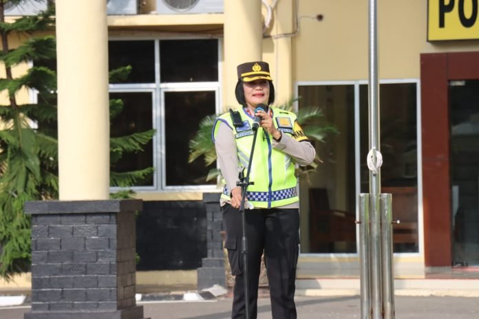 Gelar Apel Pagi, KOMPOL Farida Aprillah Beri Arahan Tingkatkan Disiplin Personil 