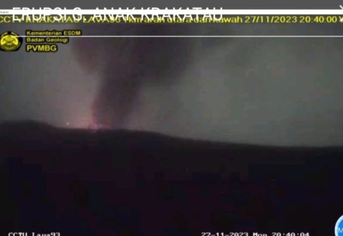 Gunung Anak Krakatau Kembali Erupsi pada Senin Malam