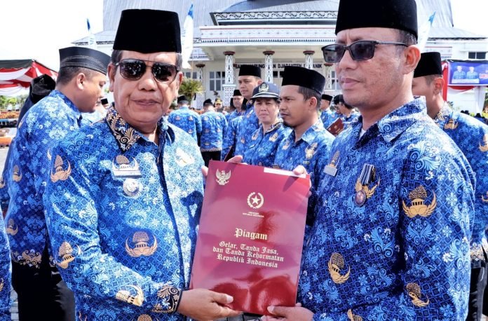 Hut korpri, bupati simalungun serahkan penghargaan satya lencana karya satya bagi asn