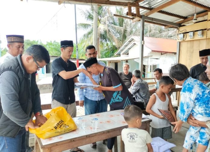 Haji Uma Utus LO Serahkan Bantuan Seragam Sekolah ke Anak Korban Kebakaran di Aceh Singkil