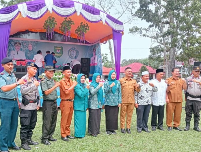 Hj. Eli Mahrani Lubis Lantik dan Kukukan TP-PKK se-Kecamatan Natal