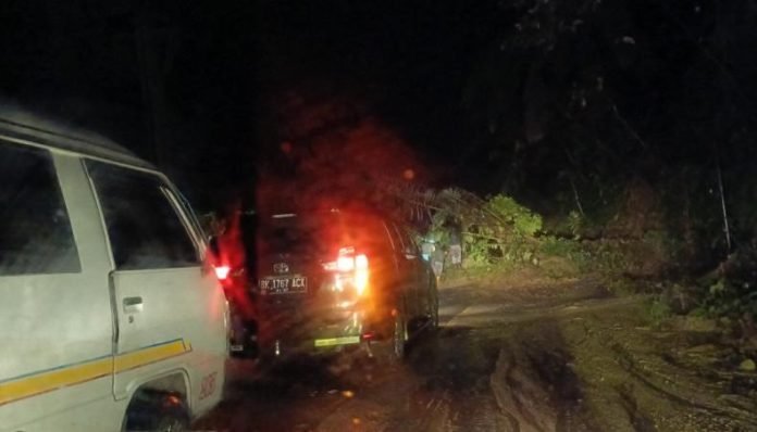 Jalan Lintas Sipirok-Medan Lumpuh Total Tertimbun Longsor, Kendaraan Mengular 3 Km