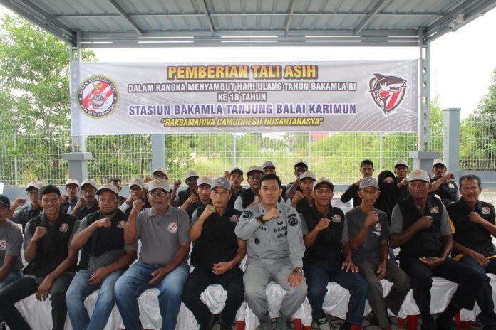 Jelang HUT ke-18, Bakamla RI Bagikan Tali Kasih Kepada Masyarakat Sekitar