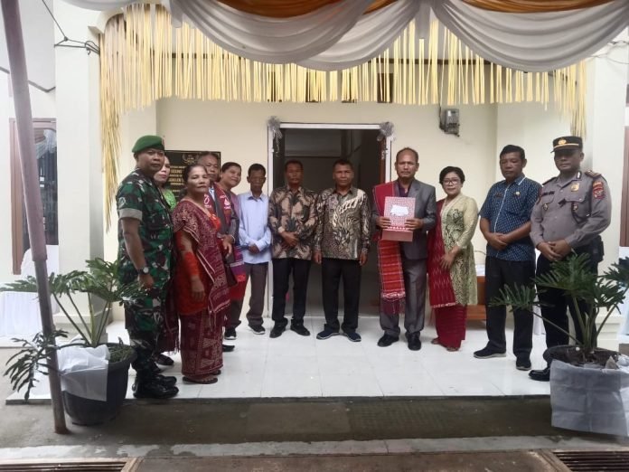 Kirman Sidabutar Wartawan Simanindo Hibahkan Tanah  Kantor Desa Tomok