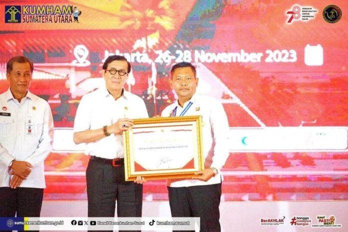 Kakanwil Sumut Terima Penghargaan Terbaik Ke-3 Kategori Pelatihan MOOC Kemenkumham Pada Rakor Evaluasi Capaian Kinerja BPSDM Kumham