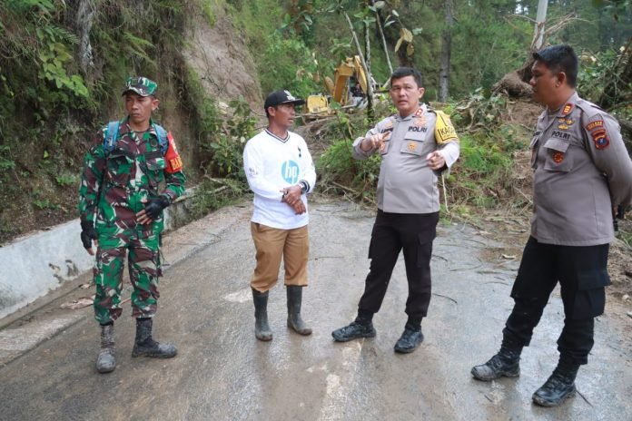 Kapolres Turun Tangan Tangani Longsor di Kabupaten Simalungun