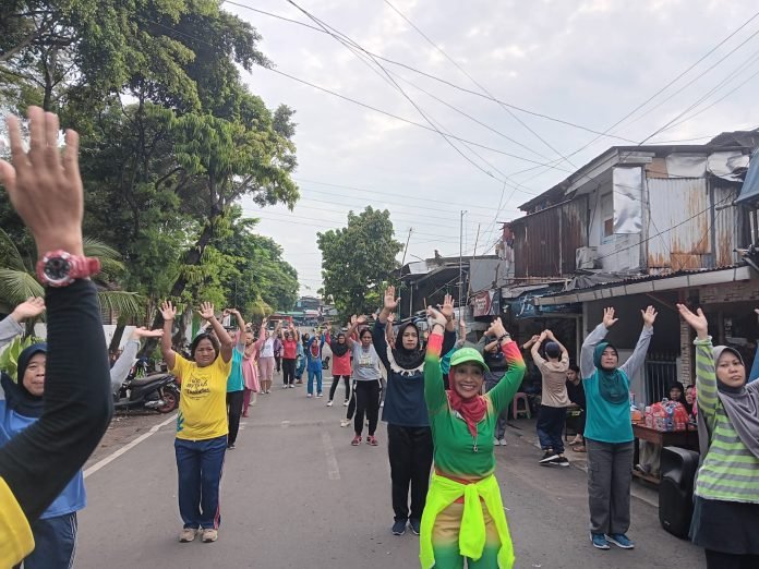 Karang Taruna 02 Kelurahan Grogol Gelar Senam Sehat Bersama Warga, Ini Manfaatnya