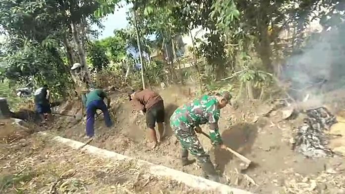 Kompak, Babinsa Koramil Udanawu Bersama Warga Kerja Bakti Bersihkan Parit