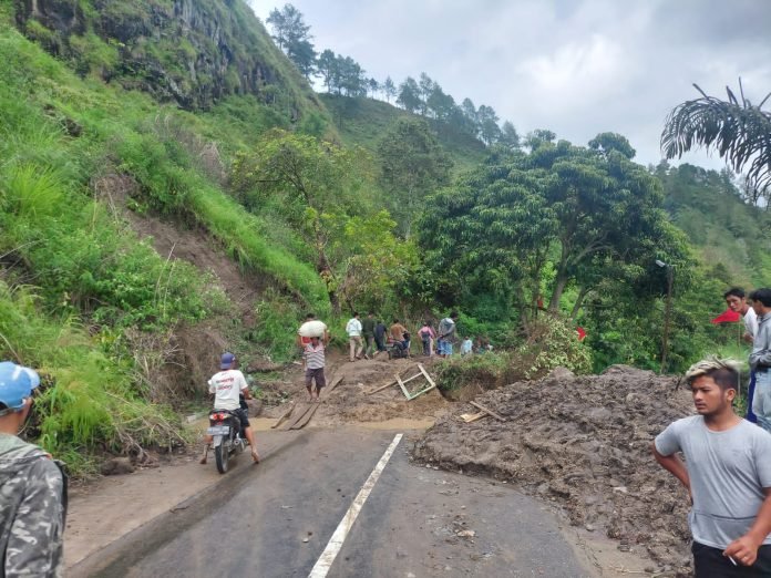 Lagi.. Longsor Jalan Haranggaol, Warga Minta Bupati Simalungun Siagakan Alat Berat dari BPBD