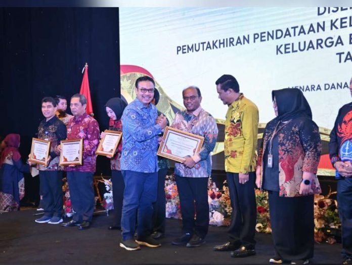 Pemko Padangsidimpuan Terima Penghargaan dari BKKBN