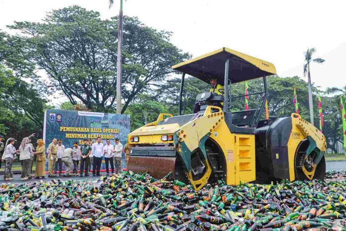 Pemprov DKI Musnahkan 12.031 Botol Miras Ilegal Hasil Operasi