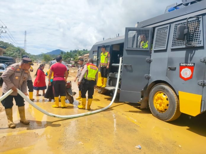 Penyaluran Air Bersih, Polres Aceh Selatan Terjunkan Kenderaan Taktis AWC