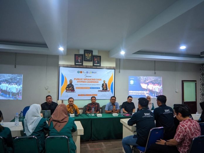 Penyerahan SK Serta Pembekalan Unit Kegiatan Mahasiswa Universitas Battuta