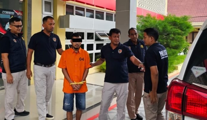 Penyidik Polda Aceh Serahkan Abu Laot Beserta Barang Bukti ke Jaksa