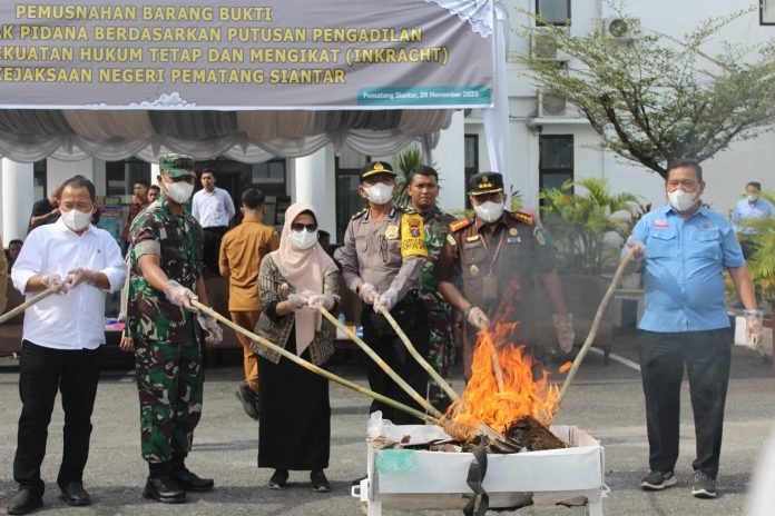 Polres Pematang Siantar Hadiri Pemusnahan Barang Bukti ! Ada Narkotika, Ponsel dan Kertas Togel !!!
