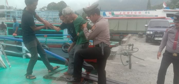 Polri  Peduli : Sat Pam Obvit Simalungun Berikan  Pelayanan Untuk Warga di Pelabuhan Tiga Raja
