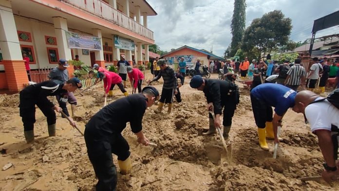 Ratusan Guru dan Brimob Bersihkan Bekas Banjir di Sejumlah Sekolah di Trumon