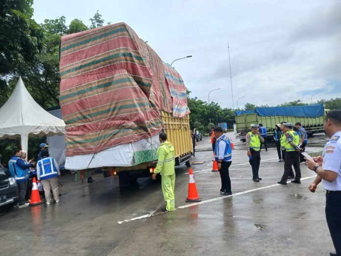 Sasaran Kendaraan Overload, Polres Sergai Gelar Operasi Keselamatan Berkendara di Tol Medan-Tebing Tinggi