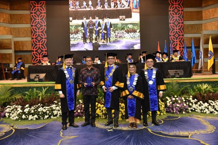 USNI Wisuda 406 Mahasiswa