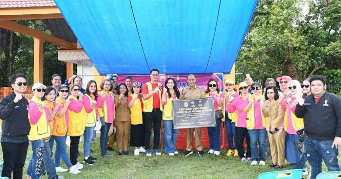 Wabup Samosir dan Presiden Lions Club' Medan Resmikan Pompa Solar Panel