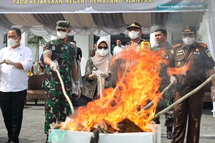 Wali Kota Menghadiri Pemusnahan Barang Bukti Perkara Tindak Pidana Berdasarkan Putusan Pengadilan yang Telah Berkekuatan Hukum Tetap dan Mengikat (ikracht) Pada Kejaksaan Negeri (Kejari) Pematang Siantar