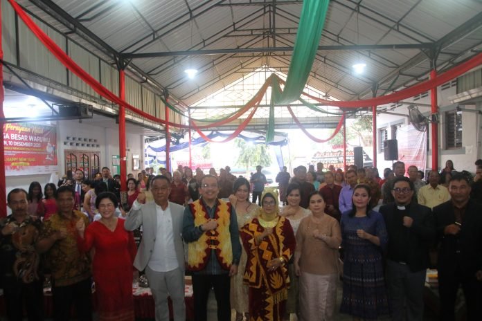 Wali Kota Bersama Wakil Ketua Komisi I DPRD Kota Pematang Siantar Boy Iskandar Warongan SSos MSP Menghadiri Perayaan Natal