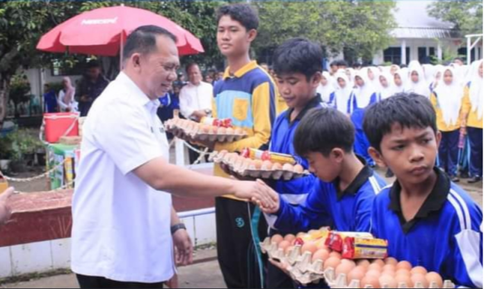 Cegah Stunting, Bupati Labuhanbatu Kunjungi SMPN 3 Rantau Utara Kegiatan Minum Tablet Tambah Darah Sekolah Bebas Anemia.