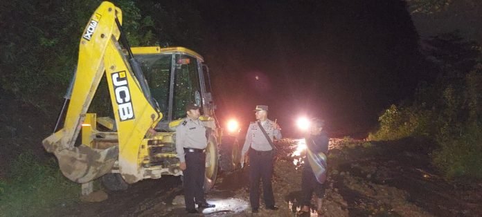 2 Alat Berat Sudah Diturunkan, Panyabungan – Muarasoma Belum Bisa Dilewati Karena Longsor