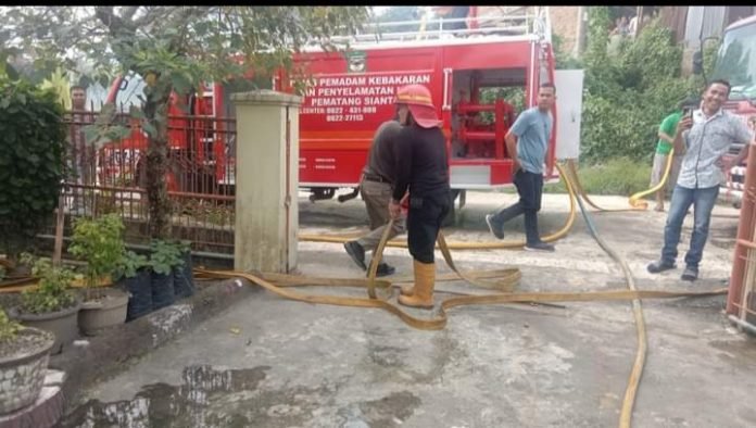 5 Unit Armada Pemadam Kebakaran Milik Disdamkarmat Kota Pematang Siantar Dikerahkan Untuk Memadamkan Kebakaran di Jalan Lau Cimba, Nagori Rambung Merah, Kecamatan Siantar, Kabupaten Simalungun