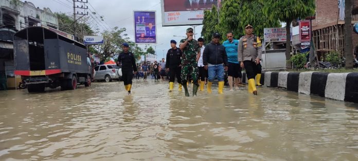 Pj Bupati Aceh Utara saat meninjau banjir. Waspada/Ist