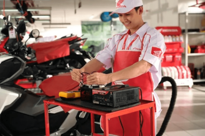 Aman di Jalan, Pahami Penyebab Daya Aki Motor Drop