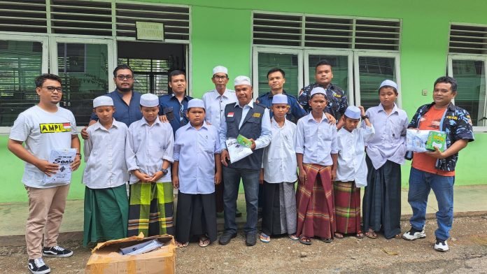 Ampi Madina Serahkan Bantuan Keluarga Besar SKH Portibi DNP kepada Santri Purba Baru