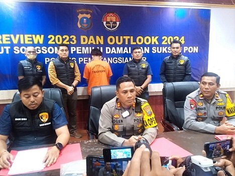 Kapolres Siantar AKBP Yogen Heroes Baruno SH, SIK saat berikan keterangan kepada wartawan