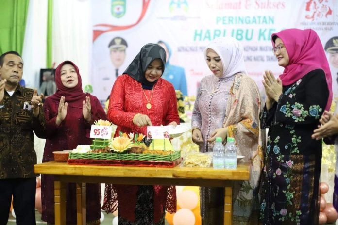 Pemotongan nasi tumpeng oleh Wakil Bupati Madina, Atika Azmi Utammi Nasution dalam acara Peringatan Hari Ibu ke-95. (Waspada/ist).