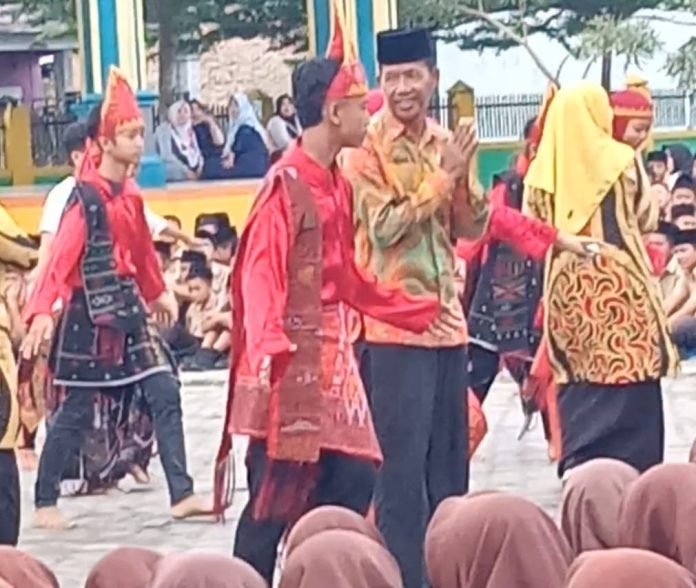 Atraksi Seni Warnai Pembagian Rapor Siswa MTsN 1 Medan