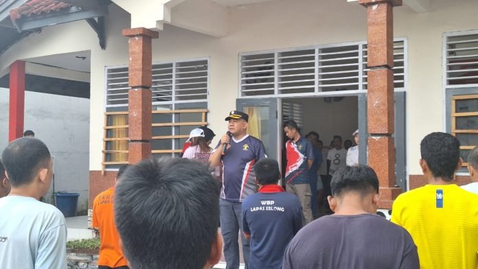 BUDAYAKAN HIDUP SEHAT DENGAN BEROLAHRAGA ASN DAN WARGA BINAAN LAPAS SELONG GELAR SENAM BERSAMA