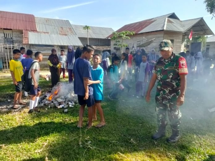 Babinsa 01/Piru Bersama Warga Gotong Royong Bersihkan Lingkungan