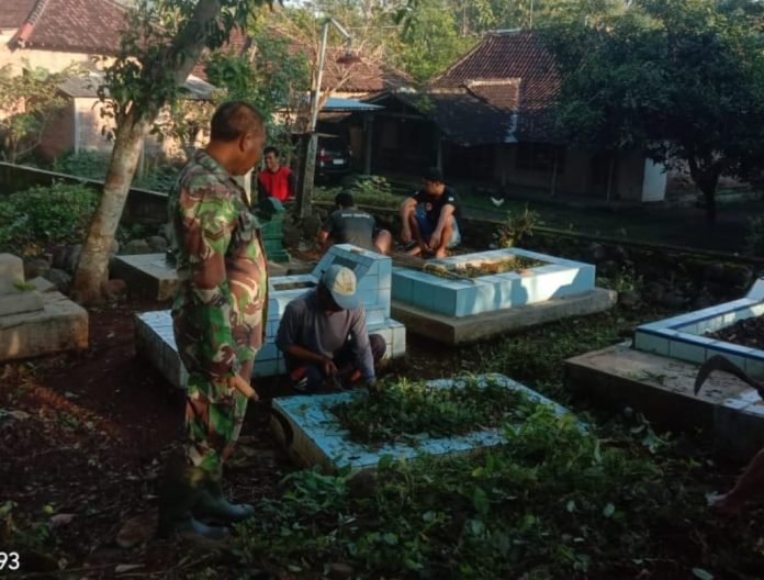 Babinsa Bersama Warga Bersihkan Tempat Pemakaman Umum